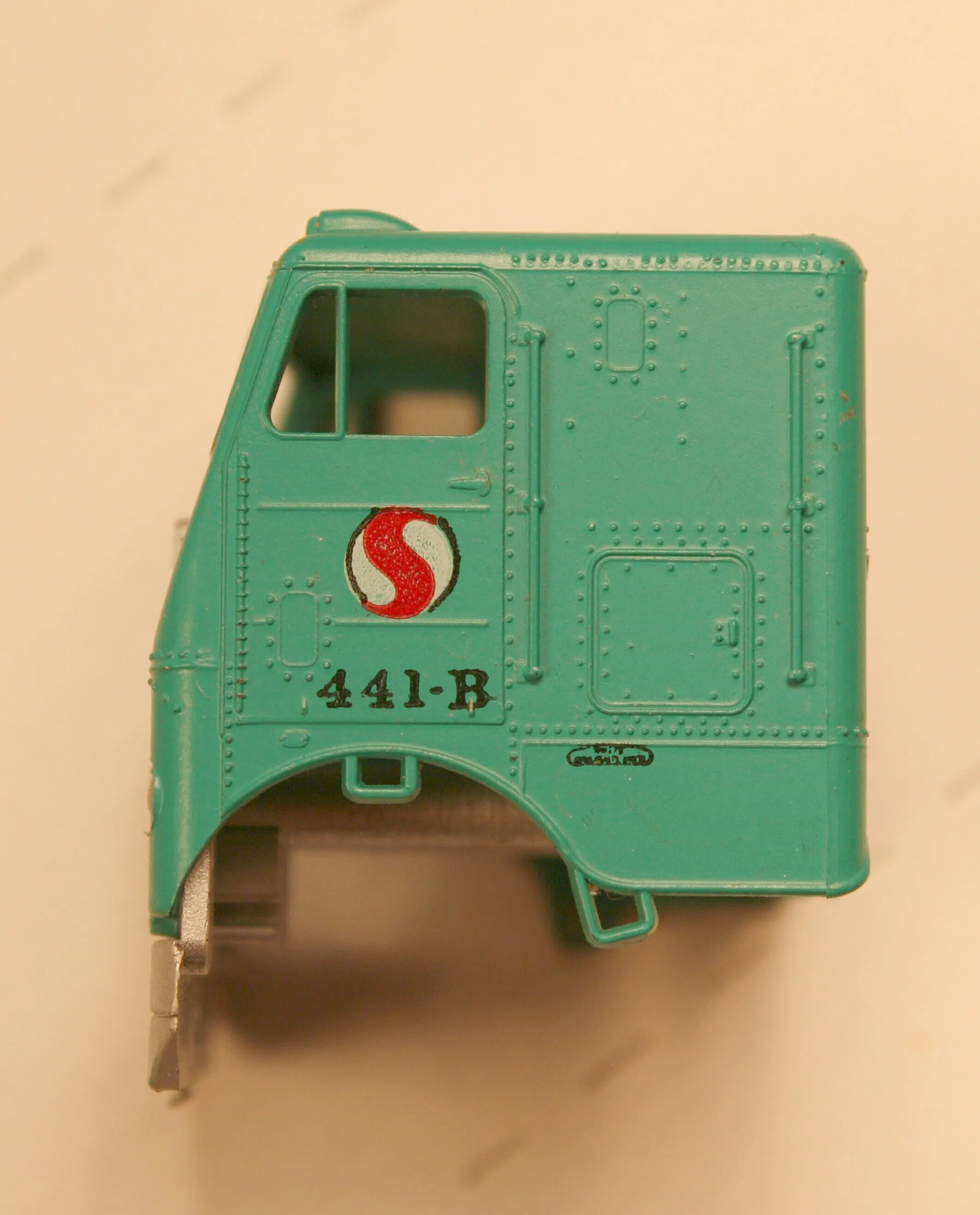 Ath-55019  Freightliner cab  (Safeway)